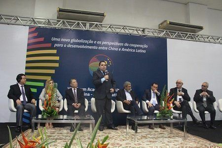 Reitor da Ufam, professor Sylvio Puga, durante pronunciamento na solenidade de abertura do VII Fórum Acadêmico de Alto Nível China-América Latina
